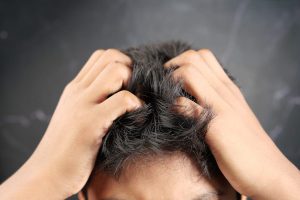 10 wskazówek, jak dbać o swędzącą skórę głowy